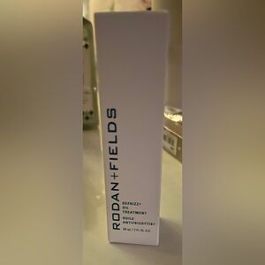 Rodan + Fields Defrizz+ Oil Treatment
Full Size | 2 fl oz / 60 mL | New in Box